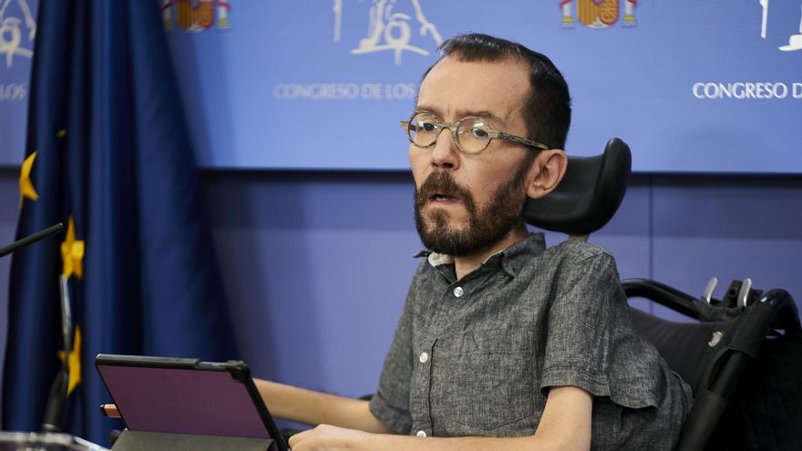 Archivo - El portavoz de Unidas Podemos, Pablo Echenique, en una rueda de prensa, durante una Junta de Portavoces en el Congreso de los Diputados, a 21 de diciembre de 2021, en Madrid, (España).