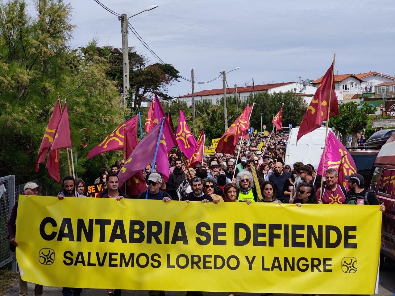 La pancarta de cabecer con banderas del lábaro cántabro.