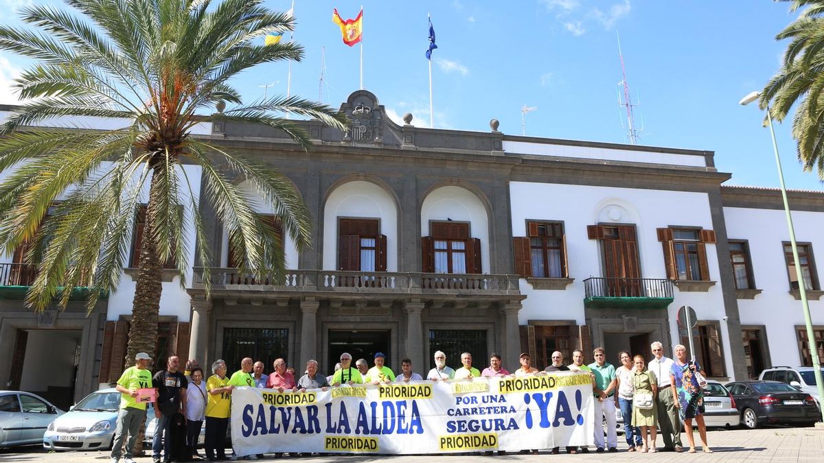 Concentración semanal de la Asociación Foro Roque Aldeano por la carretera La Aldea-Agaete. (ALEJANDRO RAMOS)