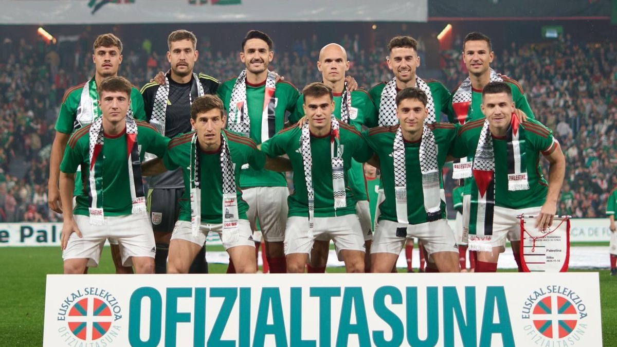 Euskal Seleccioa and Keffiyeh in solidarity with the Palestinian people at a rally held in San Mamés this Saturday