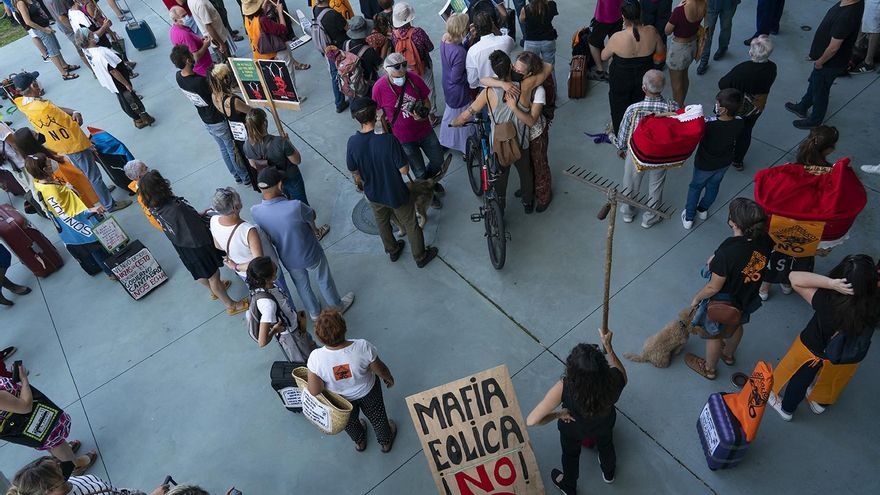 Los integrantes de la protesta respetan la distancia de seguridad.