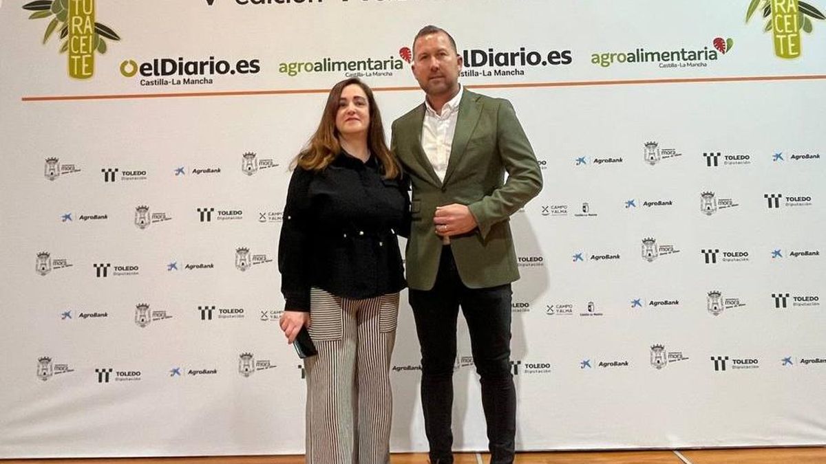 Carmen Bachiller, directora de elDiario.es Castilla-La Mancha con Manuel Jaime de Almazara La Senda