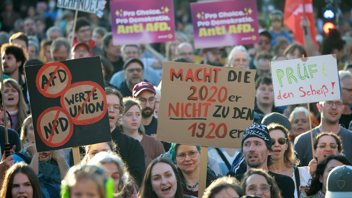Manifestantes con carteles contra AfD en Berlín el 7 de septiembre.