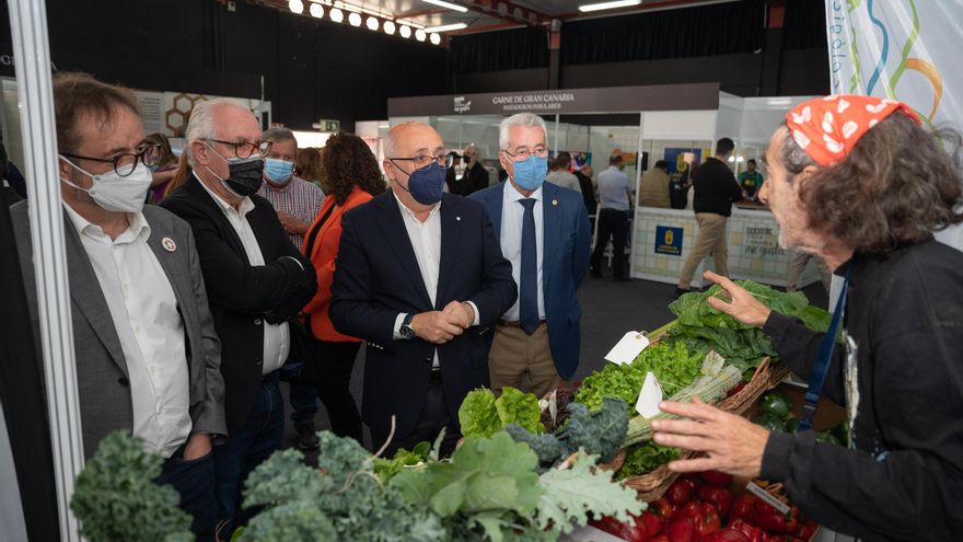 Antonio Morales, visitando uno de los mostradores dispuestos en la Feria Gran Canaria Me Gusta