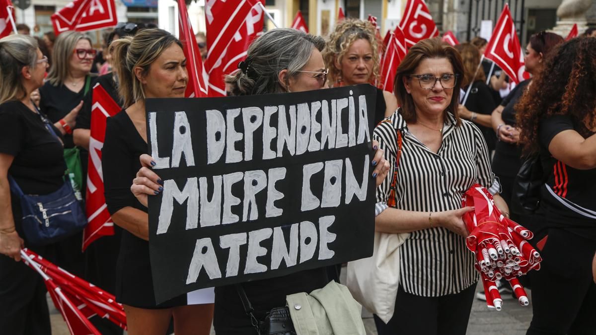 Manifestación de las trabajadoras del Servicio de Ayuda a Domicilio