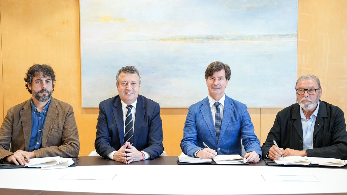 El presidente de la Diputación, Javier Fernández (2i), firma el pasado abril el Acuerdo de Concertación Social con el presidente de la CES, Miguel Rus (2d), y los secretarios provinciales de CCOO, Carlos Aristu (1i), y UGT, Juan Bautista Ginés (1d).