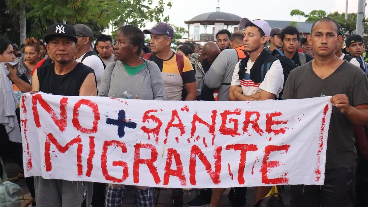 Migrantes sostiene un cartel durante una caravana, este martes, en el municipio de Tapachula en el estado de Chiapas (México).