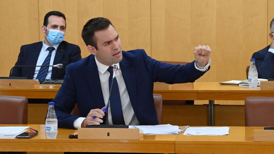 Carlos Verdejo, el profesor metido a portavoz de Vox que incendia Ceuta