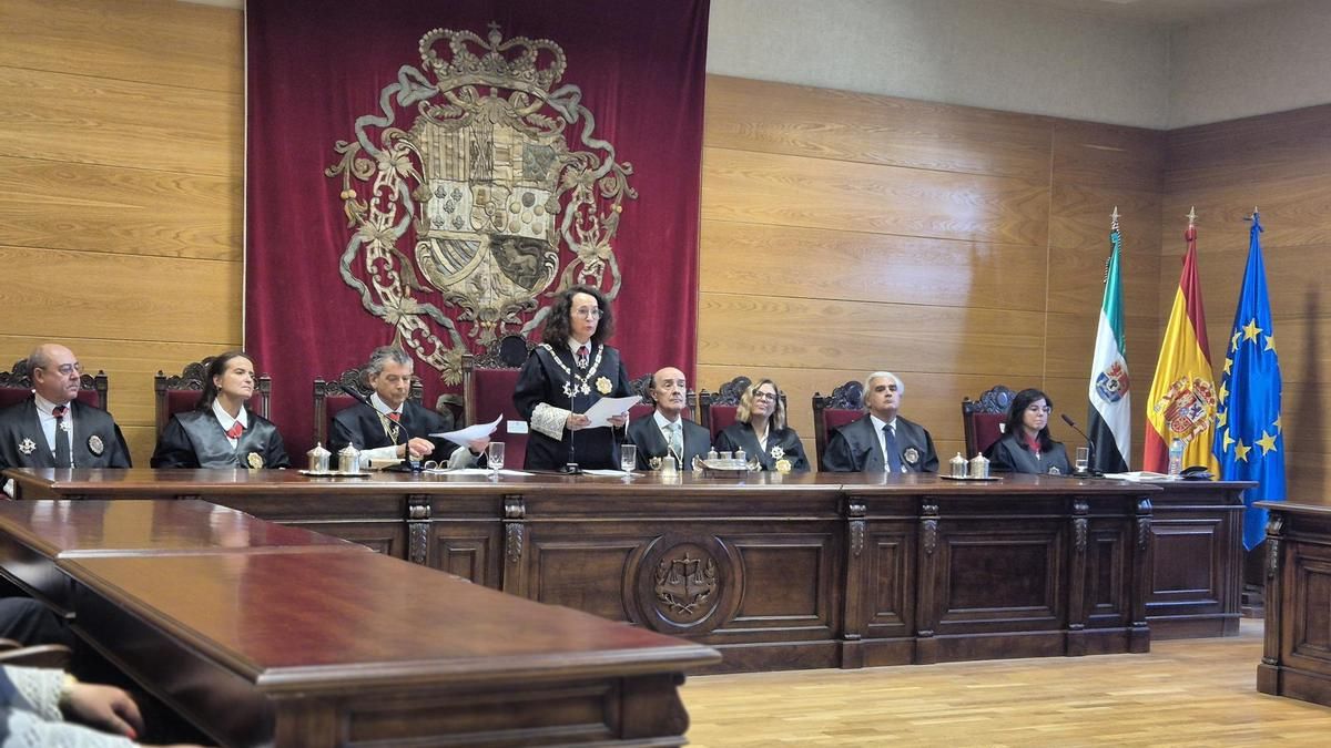 La presidenta del TSJEx avisa sobre el cuestionamiento de las sentencias: "Equivoca a la ciudadanía"