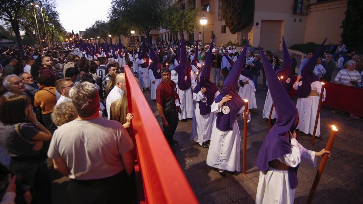 Público viendo el paso de la Hermandad del Buen Suceso por la Carrera Oficial