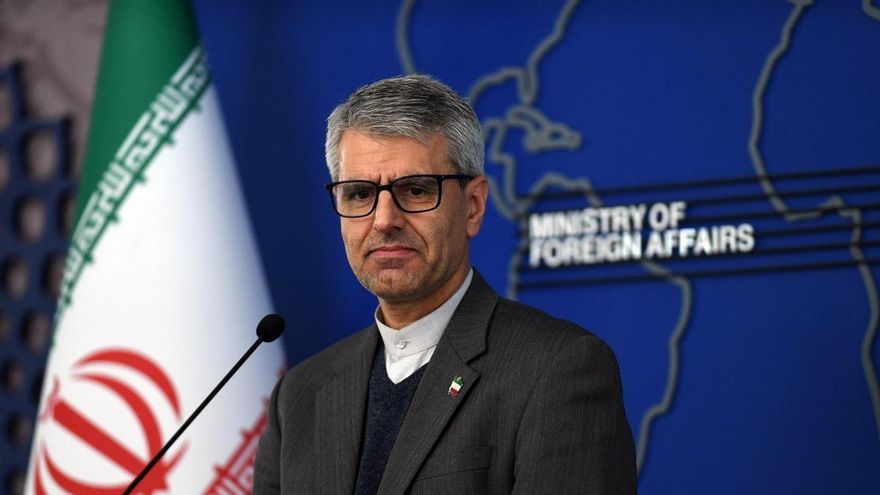 El portavoz del Ministerio de Exteriores de Irán, Esmael Baqaei, durante una rueda de prensa en Teherán en diciembre de 2025 (archivo)
.