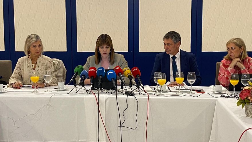 Idoia Mendia junto a Gloria Múgica y Alfonso Gurpegui.