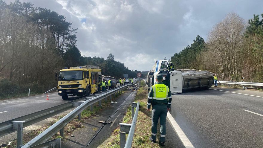 Un camión vuelca en el concejo asturiano de El Franco y corta la circulación en la A-8 hacia Galicia y un carril hacia Cantabria