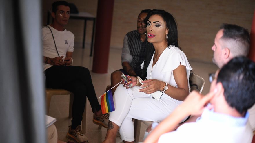 Varios internos e internas de 'Rejas Rosas' charlan sobre las dificultades de su estancia en prisión como personas LGTBI tras el primer acto de visibilización en una cárcel española