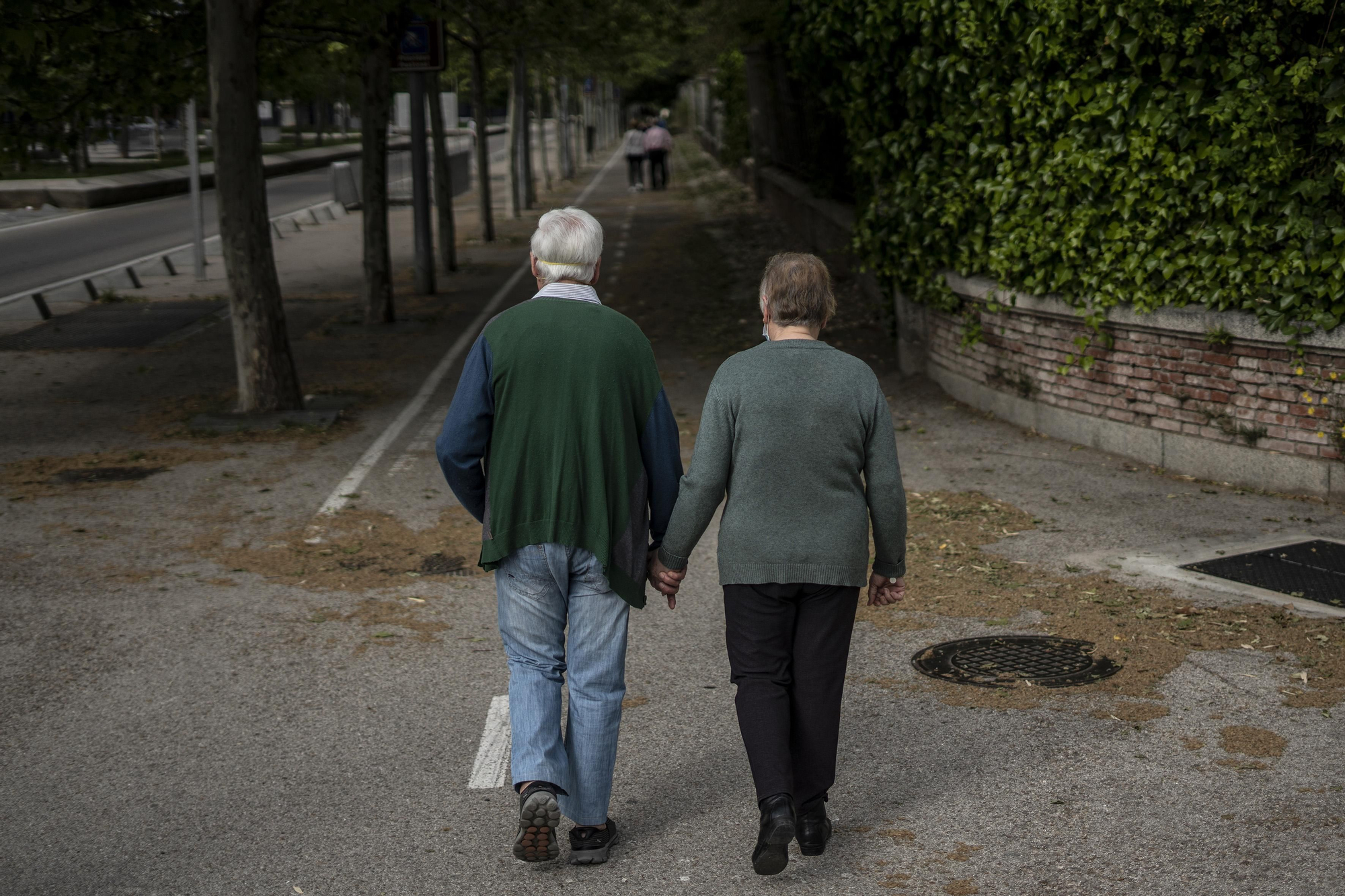 Felicidad Muñoz, de 70 años, y su esposo Antonio Sánchez, de 75 años, caminando por la Avenida de Portugal.