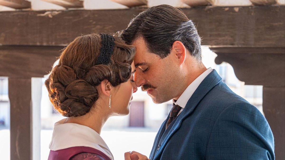 Manuel regala a Julieta una cinta roja para sellar su amor