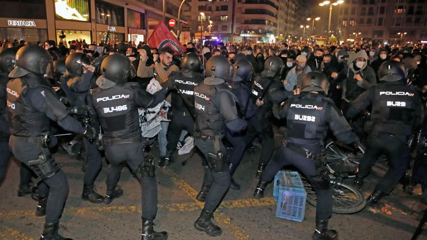 La Policía antidisturbios carga contra los manifestantes durante la concentración convocada en Valencia en protesta por la detención e ingreso en prisión del rapero Pablo Hasel. EFE/ Biel Aliño