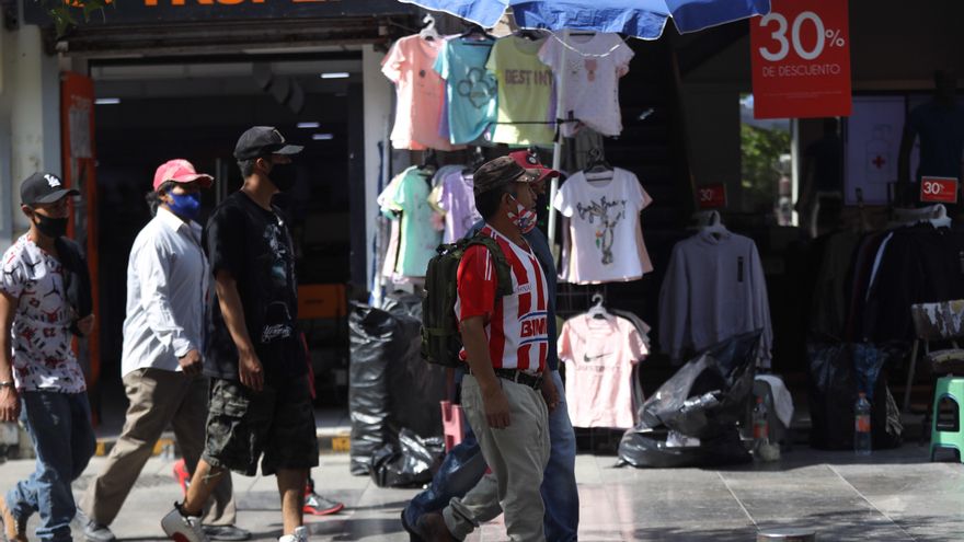 Un grupo de hombres caminan, hoy en una de las principales calles del Centro Histórico, en la Ciudad de México (México). EFE/Sáshenka Gutiérrez