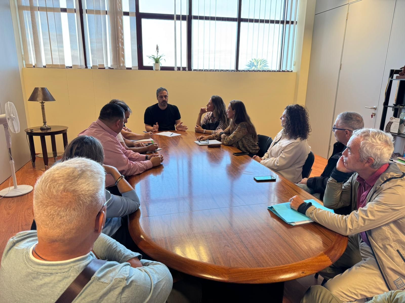 Reunión de la Plataforma Ciudadana por un Litoral Limpio con el alcalde de Telde, Juan Antonio Peña, este viernes.