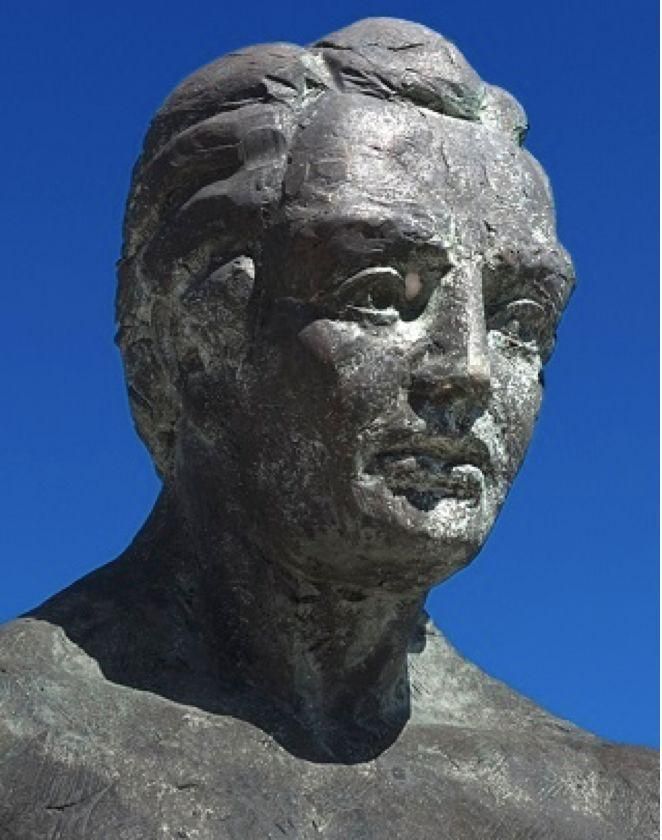 Busto idealizado de Baltasar Martín que se encuentra, junto con el de Anselmo Pérez de Brito, frente al Ayuntamiento de Garafía.
