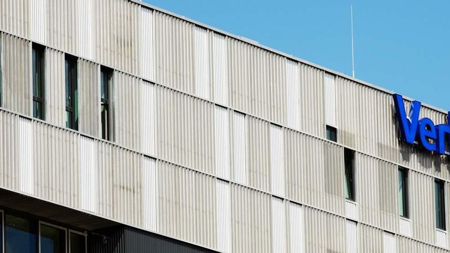 Gigantes estatales se lanzan a por las renovables en España en pleno debate sobre la eléctrica pública