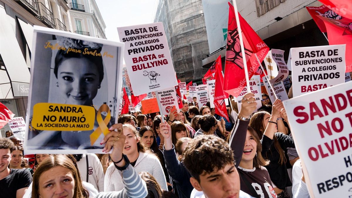 Estudiantes manifestándose en la Puerta del Sol de Madrid esta mañana.