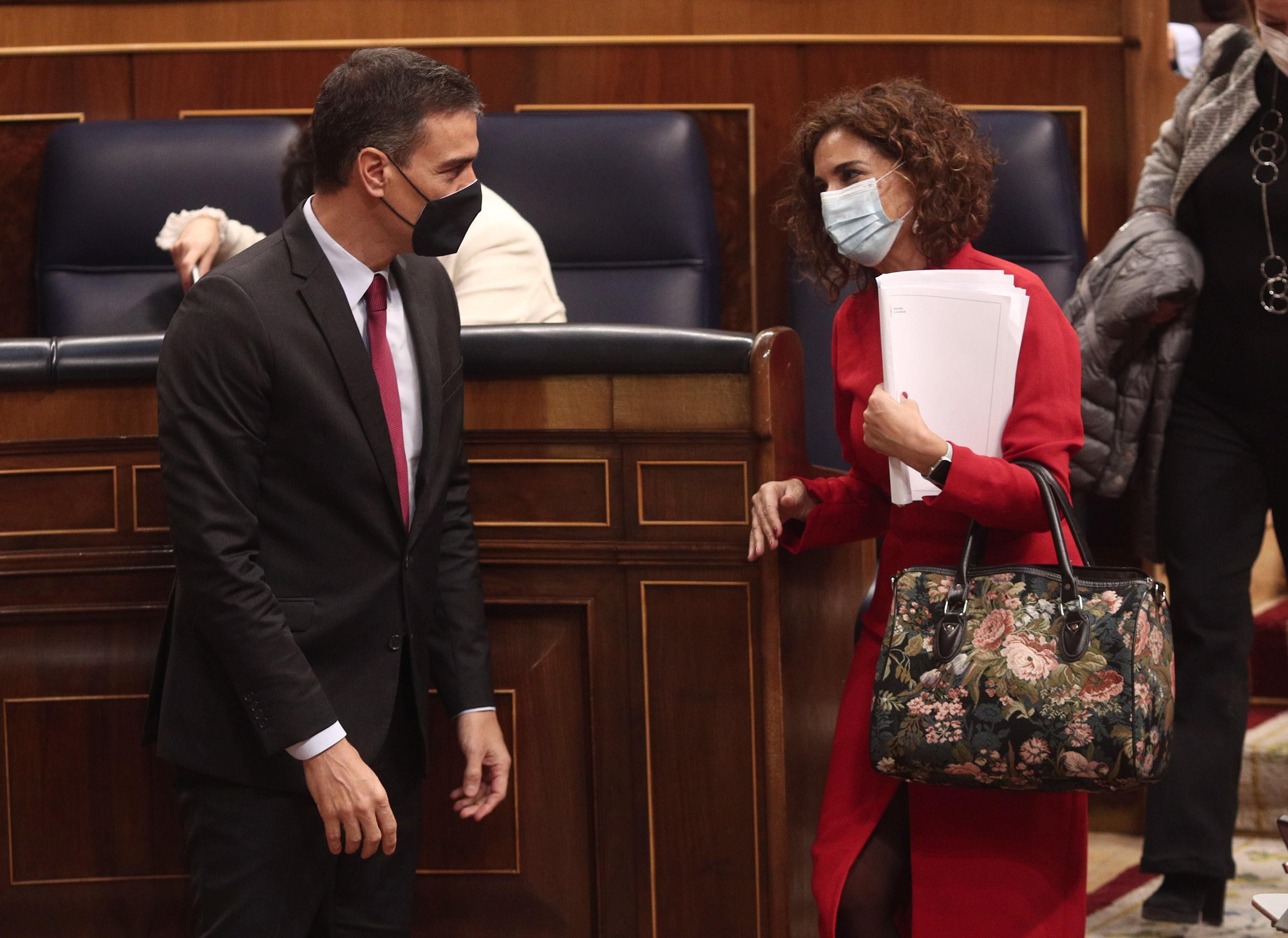 Sánchez saluda a la ministra Montero tras la primera jornada del debate presupuestario.