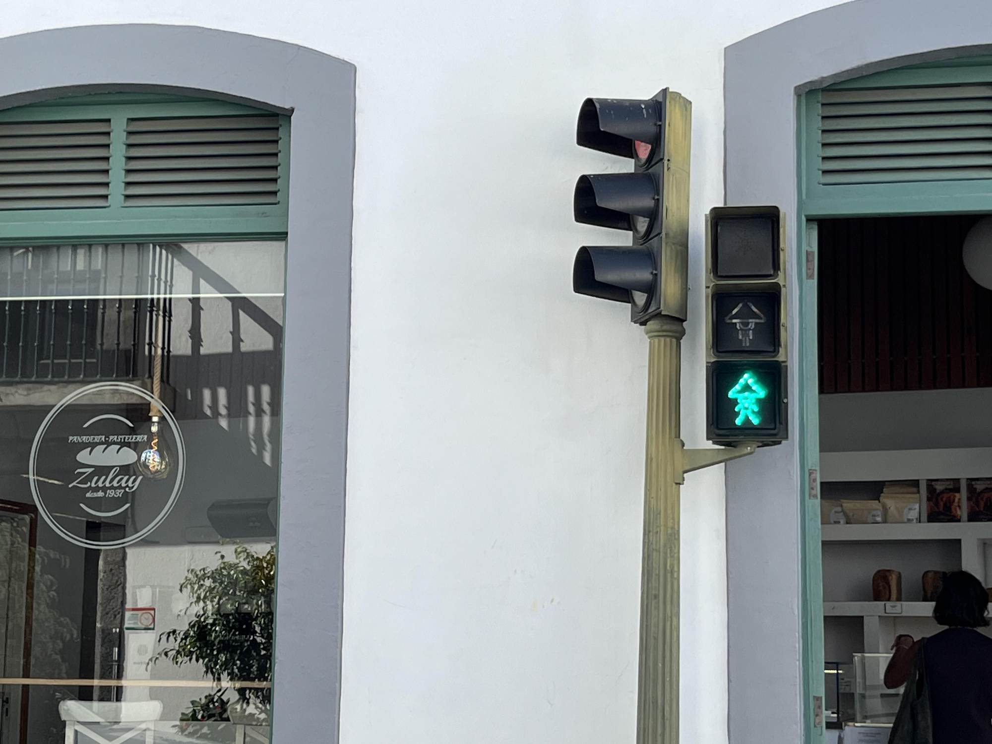 Semáforo de la calle Pérez Volcán con un 'enano'. LUZ RODRÍGUEZ