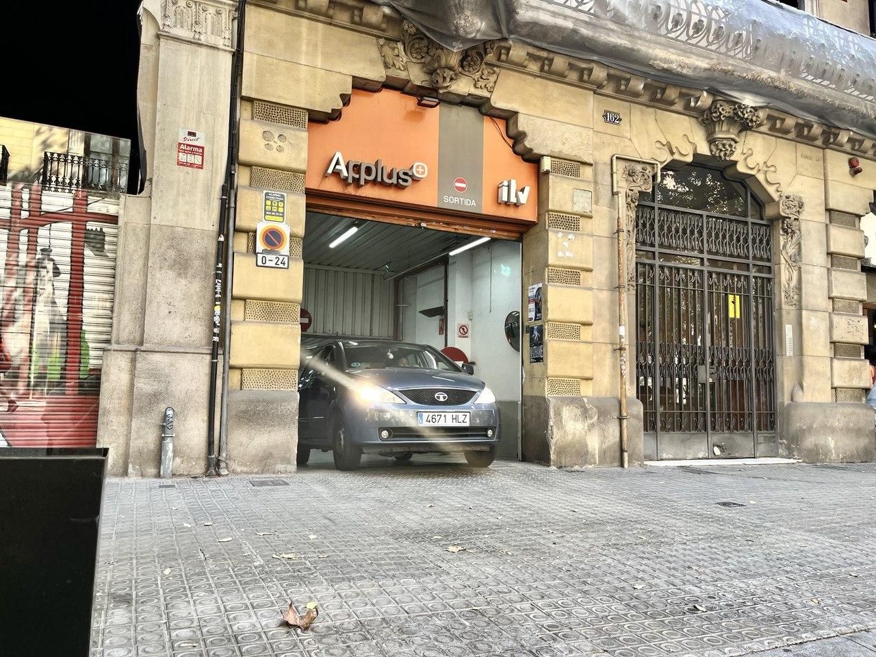 En la calle Diputació, en el Eixample de Barcelona, una ITV ocupa los bajos de una finca de seis plantas