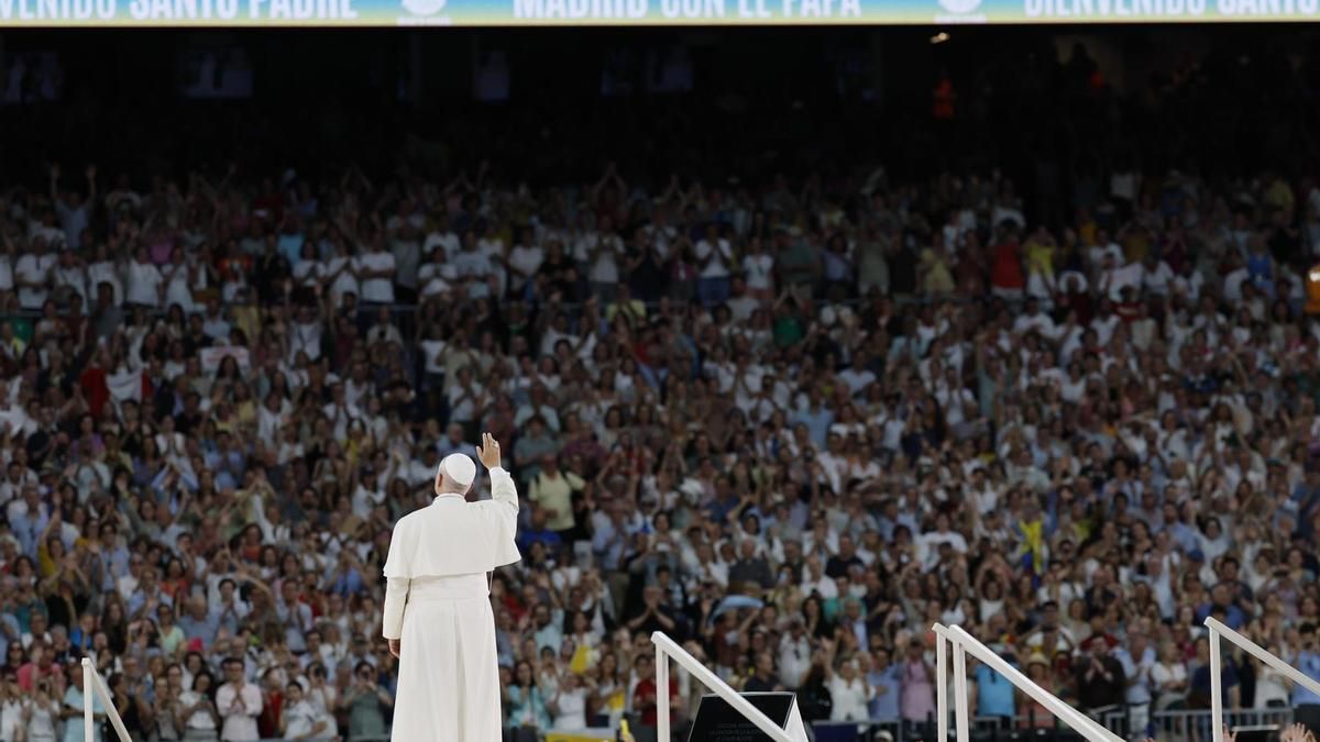El papa León XIV saluda a los fieles en el encuentro con la comunidad diocesana que protagoniza este lunes en el estadio Santiago Bernabéu, en Madrid