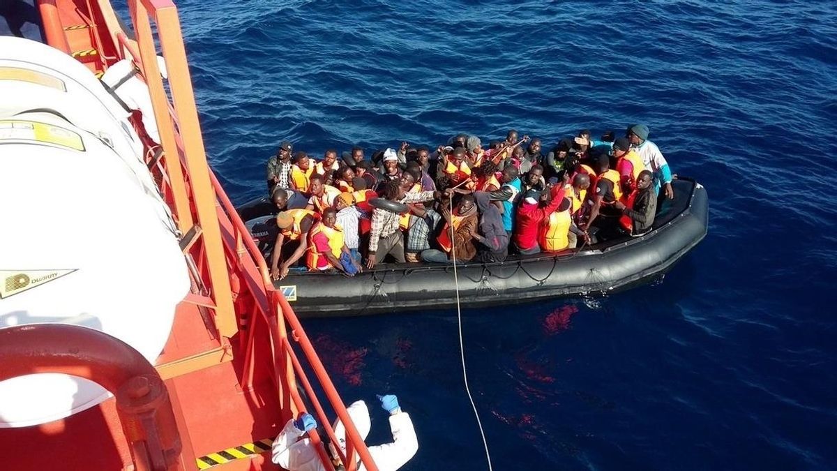 Rescatadas 34 personas a bordo de una patera neumática de seis metros en el mar de Alborán