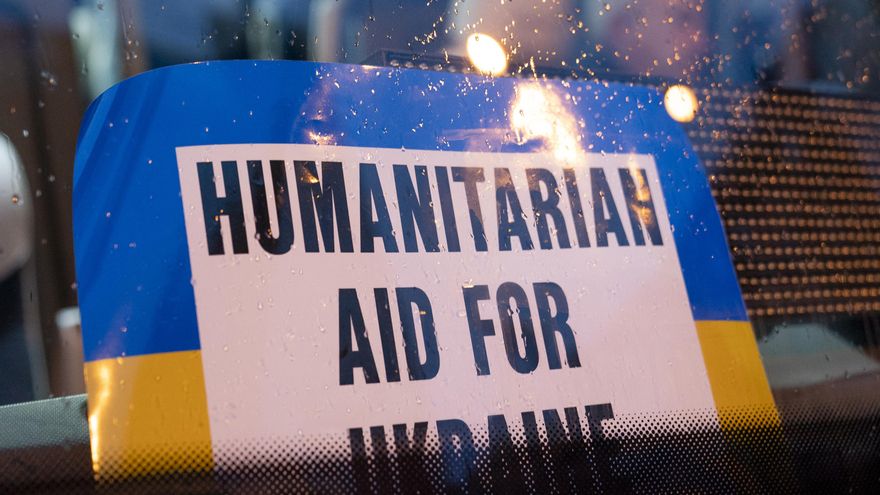 El cartel de ayuda para Ucrania en uno de los autobuses del convoy de la Fundación Madrina.