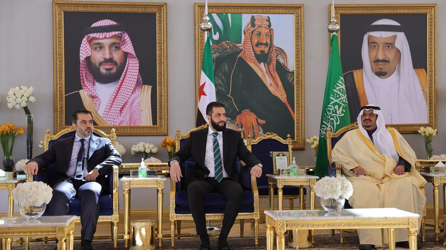 El presidente sirio de transición visita Arabia Saudí en su primer viaje al exterior