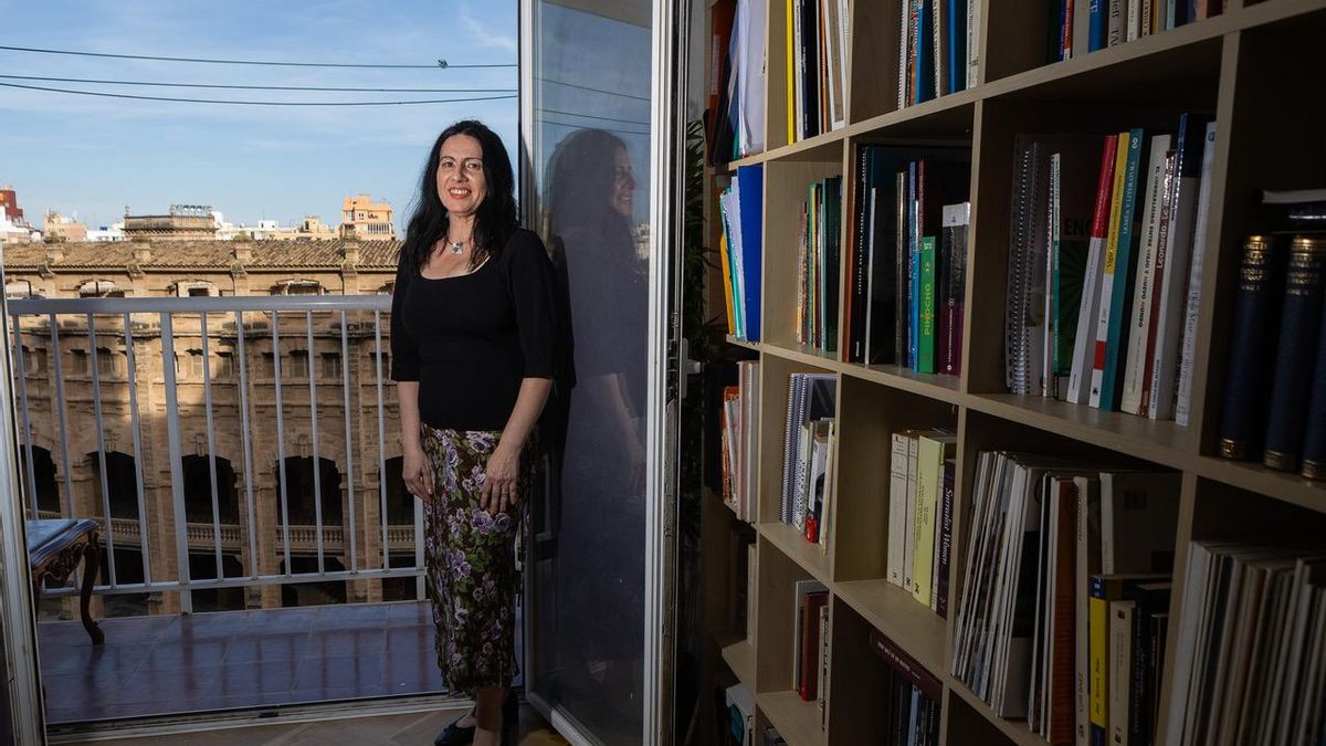 Cecilia posa en la biblioteca que no podía utilizar cada vez que el calendario indicaba que había un evento en la plaza de toros.