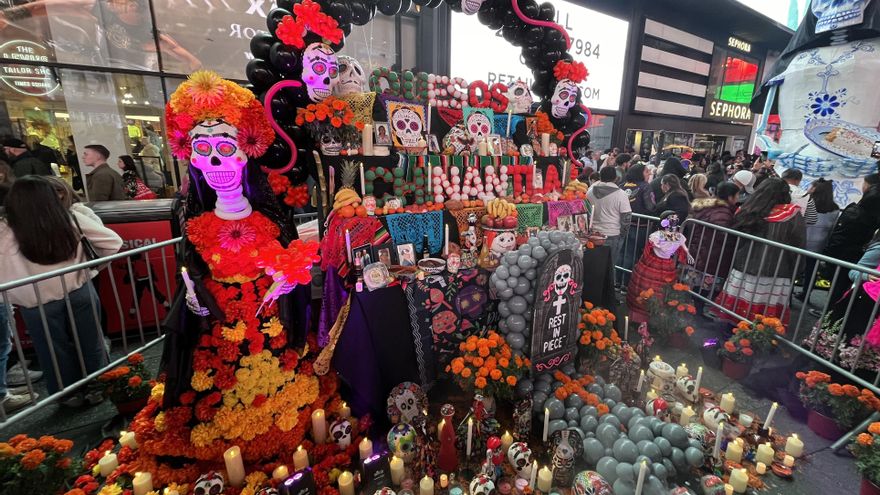Altares, catrinas y rancheras se apoderan de Times Square por el Día de Muertos