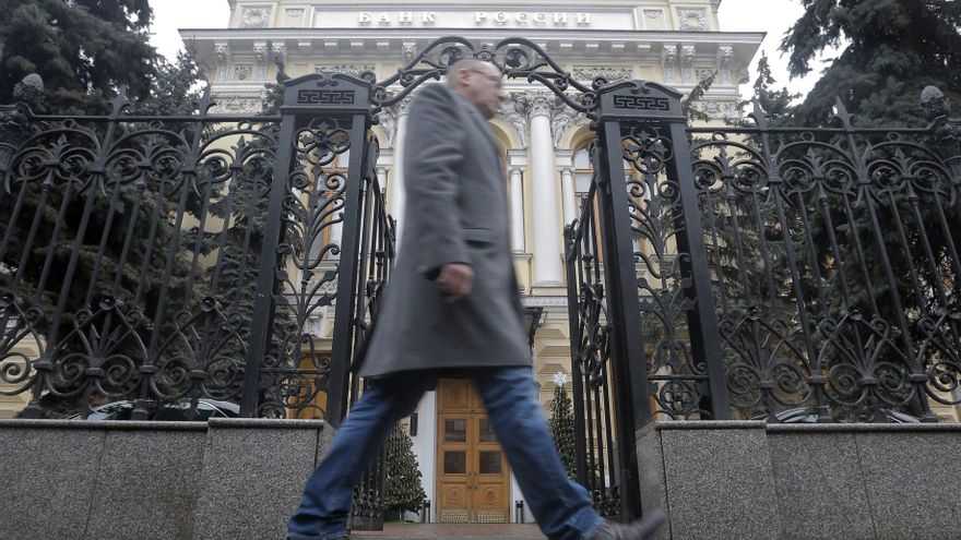 La sanciones funcionan: el rublo cae casi un 30% y el Banco Central Ruso sube al 20% los tipos de interés