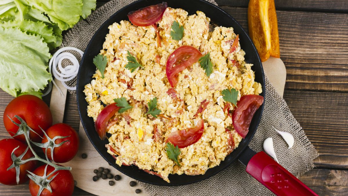 Strapatsada, la receta griega de huevos con tomate para disfrutar con tu hogaza de pan preferida