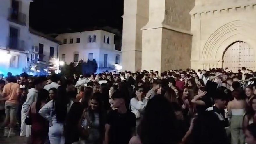 La velá de Santa Marina provoca aglomeraciones y botellones en el entorno de Conde de Priego