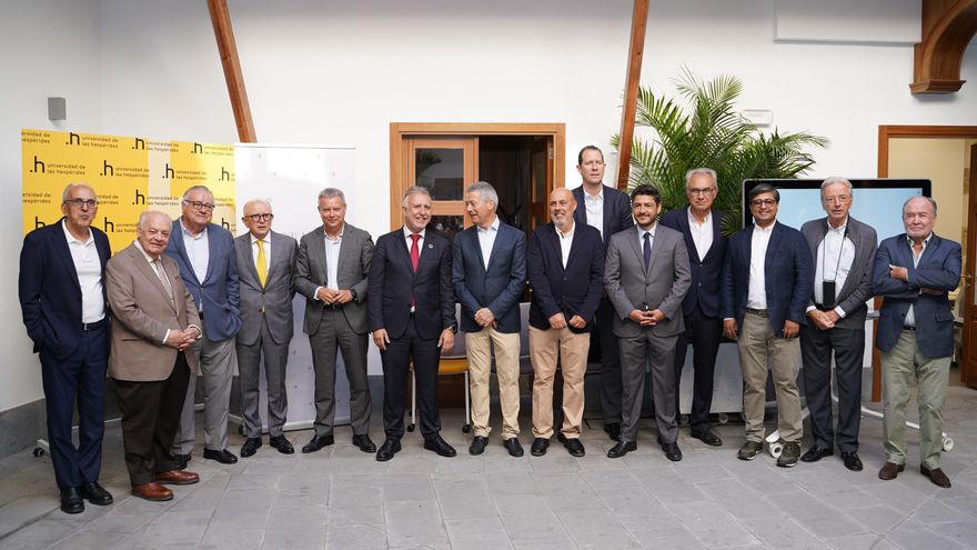 Ángel Víctor Torres y Sebastián Franquis (sexto y quinto por la izquierda, respectivamente), tras la reunión mantenida con el Círculo de Empresarios de Gran Canaria