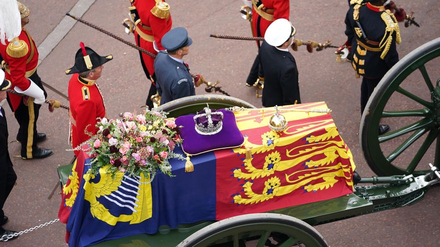 Carruaje con los restos mortales de Isabel II.