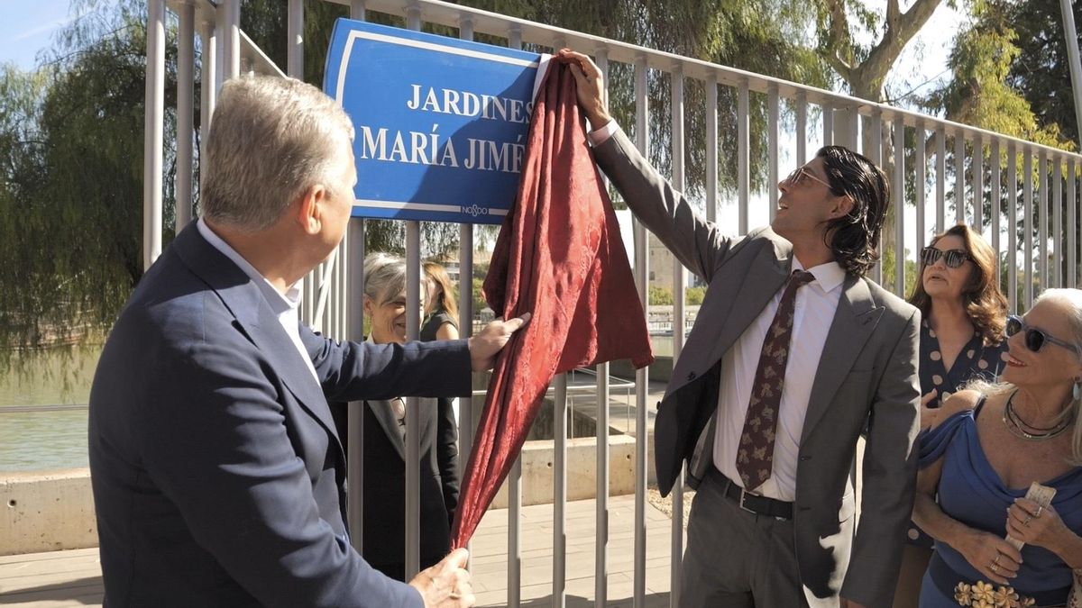 Unos jardines en la calle Betis con el nombre de María Jiménez perpetúan la especial relación de la artista con Triana