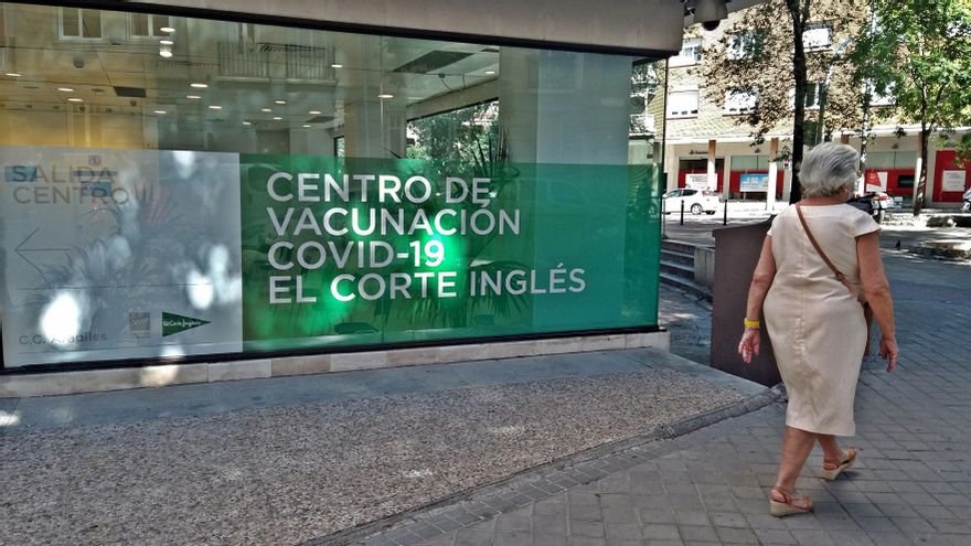 Centro de vacunación de El Corte Inglés en la calle Arapiles