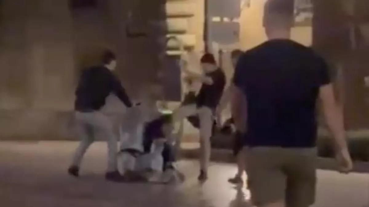 Captura de pantalla de la paliza propinada a Rubén Rosón y Jorge Fernández en las fiestas de San Mateo de Oviedo/Uviéu.