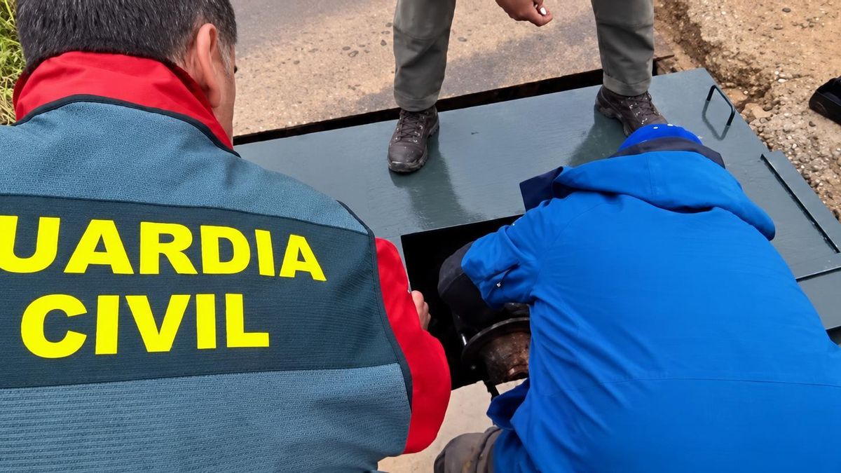 Agentes de la Guardia Civil, cuando procedieron a precintar los pozos.