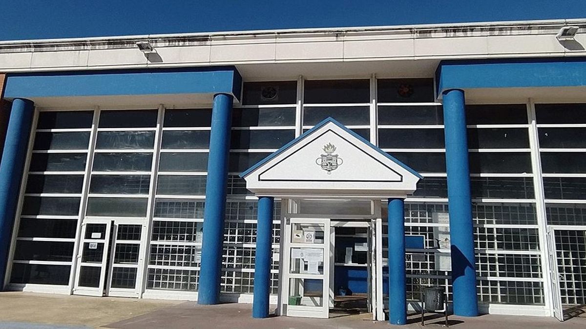 Fachada de las piscinas municipales cubiertas de Ponferrada en El Toralin.