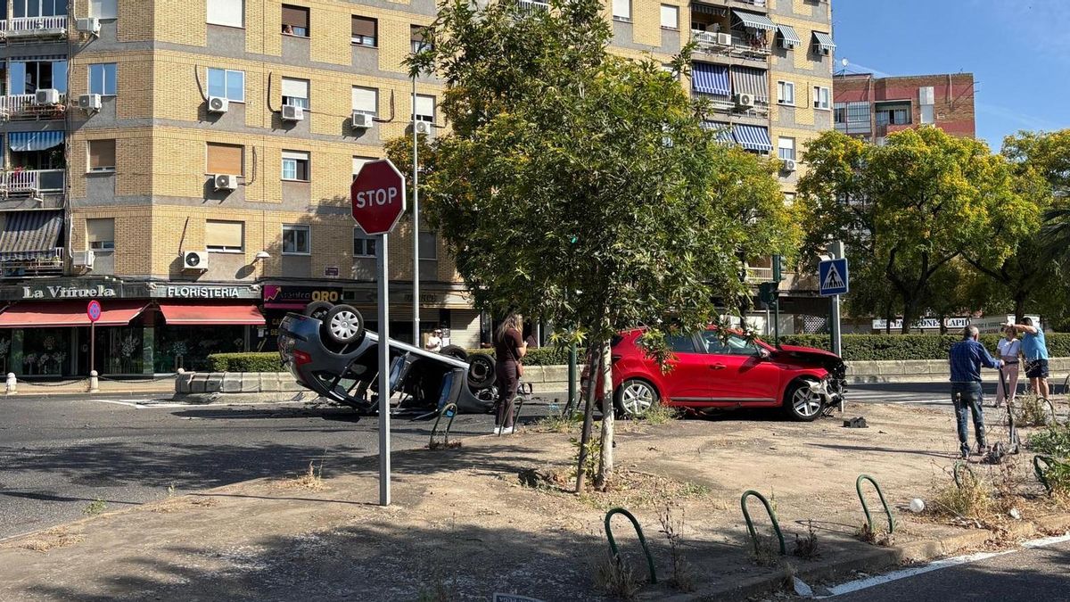 Los dos coches implicados en el accidente en la avenida de Libia.