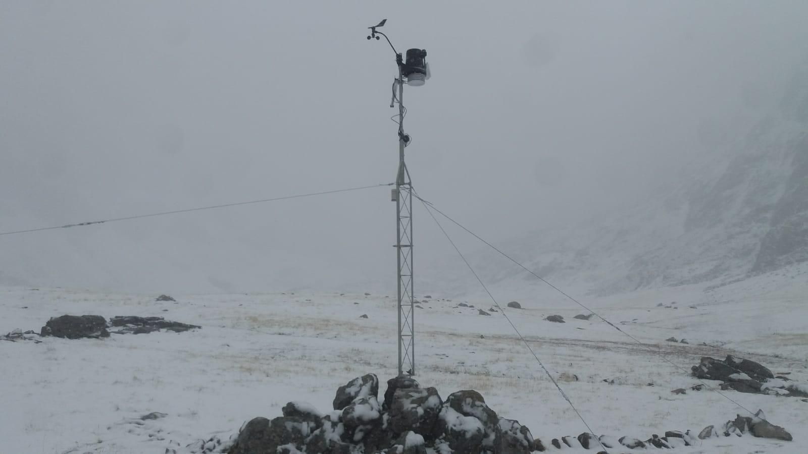 La estación meteorológica de la Vega de Liordes nevada.