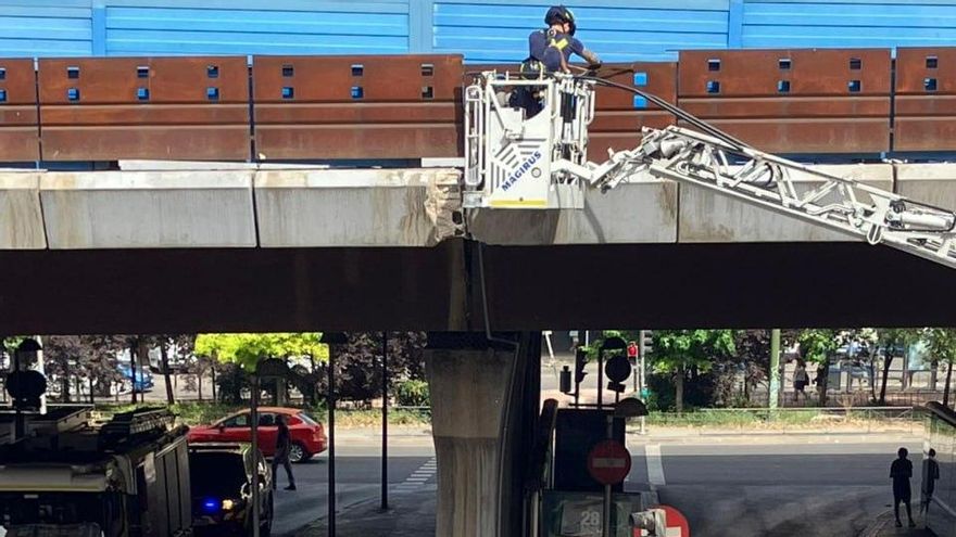 El desprendimiento de un cascote en el scalextric de Puente de Vallecas, un susto que reabre el debate de su desmontaje