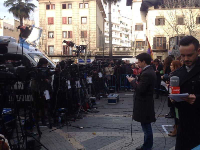 Manifestantes tras la prensa