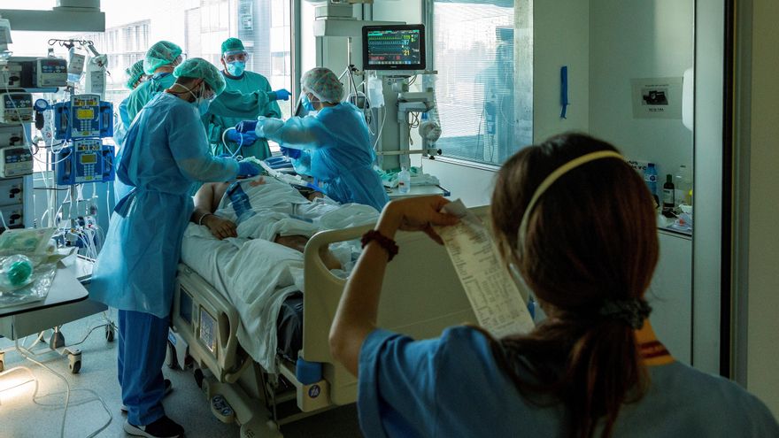 Profesionales del personal sanitario de las UCI del Hospital Universitario de Bellvitge para pacientes covid, este jueves. EFE/ Enric Fontcuberta